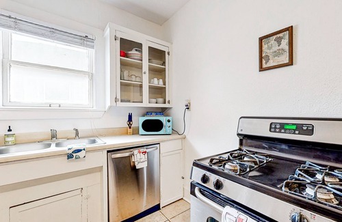 Tobin Hill House | One bedroom cozy retreat by the Pearl and the vibrant St. Mary's