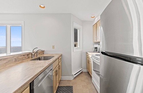 Old Orchard Beach Condo | One bedroom, direct ocean views!