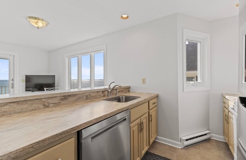 Old Orchard Beach Condo | One bedroom, direct ocean views!