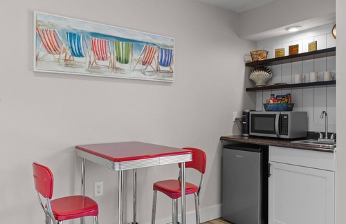Surf City Apartment | One Bedroom Efficiency w/Kitchenette. Sleeps 4
