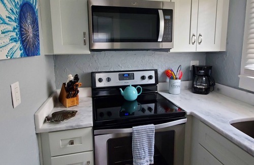 Downtown Dunedin Apartment | One bedroom getaway adjacent to Main Street and all the fun in downtown Dunedin!