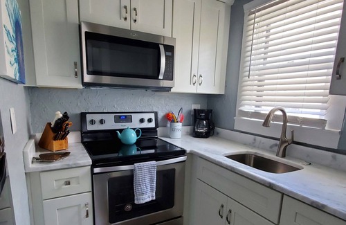 Downtown Dunedin Apartment | One bedroom getaway adjacent to Main Street and all the fun in downtown Dunedin!