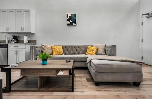 Wilshire Apartment | One-Bedroom Loft Retreat with Modern Kitchen & Central AC in the Heart of Hollywood