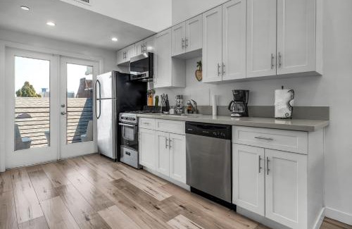 Wilshire Apartment | One-Bedroom Loft Retreat with Modern Kitchen & Central AC in the Heart of Hollywood