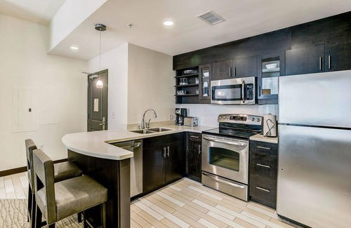 Northeast Virginia Beach Condo | One Bedroom Ocean Front Luxury Condo, Virginia Beach (1742799)