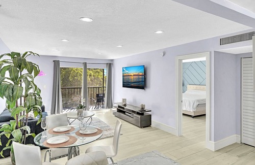 Sunny Isles Beach Apartment | One Bedroom Steps Away From The Beach | Pool!