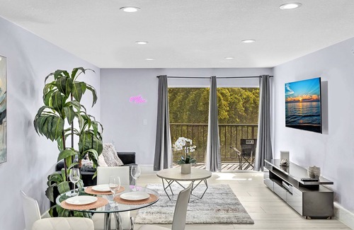 Sunny Isles Beach Apartment | One Bedroom Steps Away From The Beach | Pool!