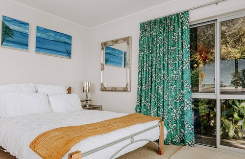 Waiotahi House | One bedroom studio with kitchenette and sea views