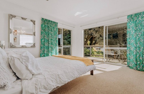 Waiotahi House | One bedroom studio with kitchenette and sea views