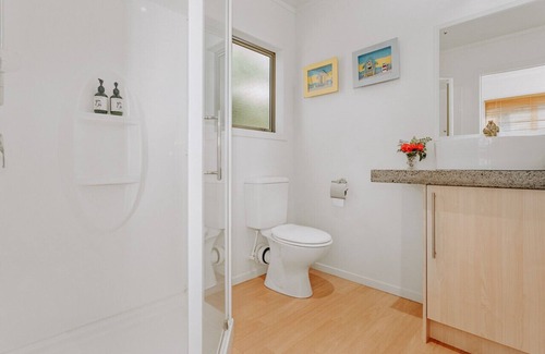 Waiotahi House | One bedroom studio with kitchenette and sea views