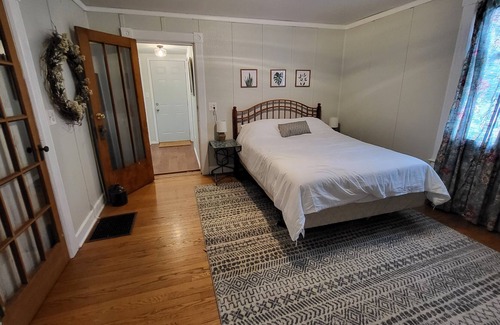 New Glarus House | One Bedroom Suite in the heart of New Glarus