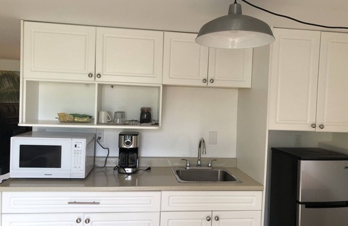 Oak Bay House | One bedroom suite near Hillside Mall