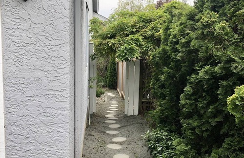 Oak Bay House | One bedroom suite near Hillside Mall