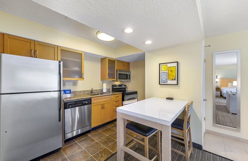 Dunwoody Apartment | One Bedroom x One Bathroom Suite in Atlanta, GA - Chamblee
