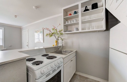 Lincoln Terrace Apartment | One Block Away From OU Medical