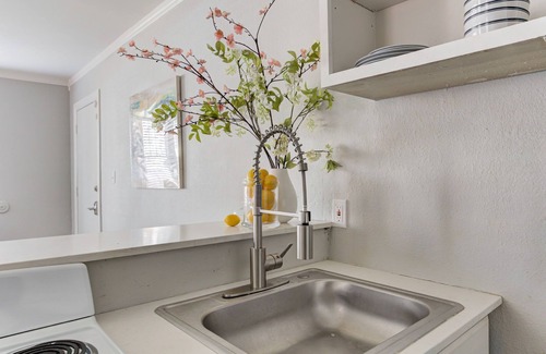 Lincoln Terrace Apartment | One Block Away From OU Medical