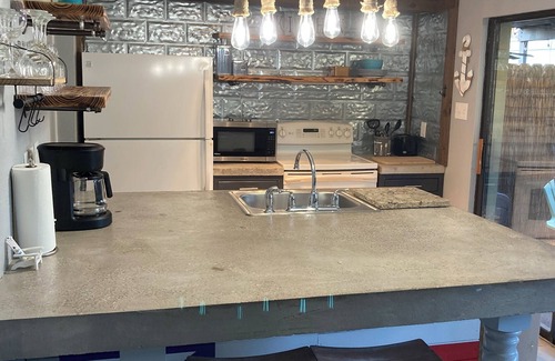 Galveston House | One block from Stewart beach, full kitchen & strong Wi-Fi. Near to Cruise Port.