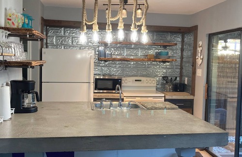 Galveston House | One block from Stewart beach, full kitchen & strong Wi-Fi. Near to Cruise Port.