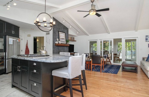 Fennville House | One block to Lake Michigan, hot tub, relaxing wooded lot.