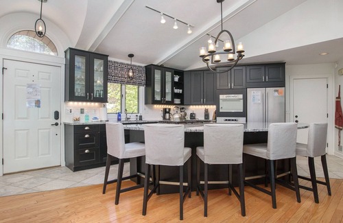 Fennville House | One block to Lake Michigan, hot tub, relaxing wooded lot.