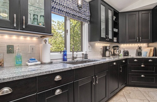 Fennville House | One block to Lake Michigan, hot tub, relaxing wooded lot.