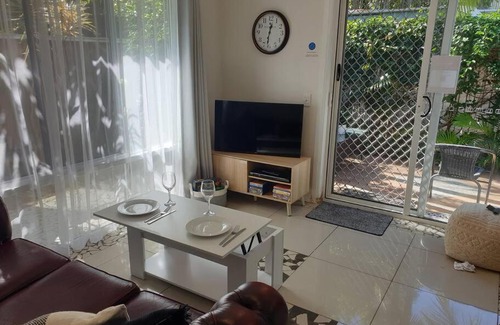 Caloundra Apartment | One BR GUESTHOUSE with private courtyard Sleeps 4 people Pet Friendly 950 metres from the beach