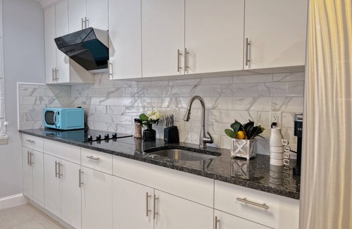 Poplar Apartment | One-BR near CenterCity, Chinatown: Unit B