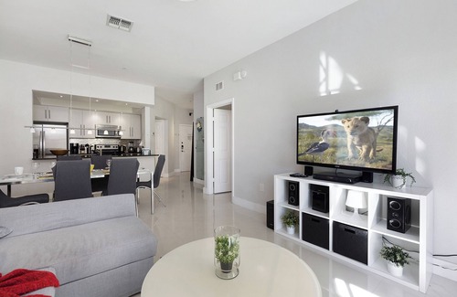 Windsor Hills Condo | One in a Minion themed condo, 5 mins to Disney | WiFi + Keurig