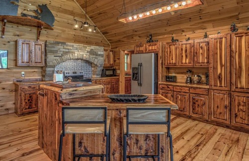 Blue Ridge Cabin | One Level, fire pit, hot tub, 3 acres, peloton!