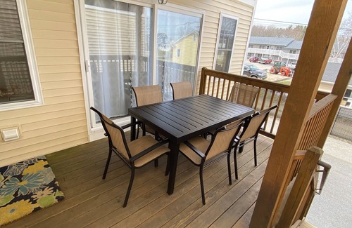 Wells Cottage | One mile to the beach! 2 br condo with deck, A/C, full kitchen, washer, dryer