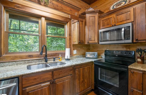 Cleveland House | One of a kind 3br Riverfront house w/fire pit, Hot Tub over looking river.