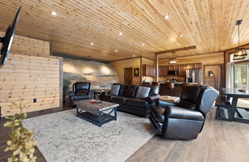 Rogers Cabin | One of a Kind Cabin. Breath Taking View, integrated into the natural rock.