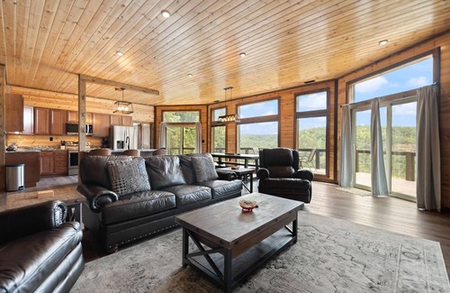 Rogers Cabin | One of a Kind Cabin. Breath Taking View, integrated into the natural rock.