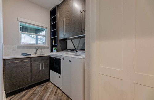 Downtown House | One of a Kind Home with Breathtaking View of Down Town! Pool open for season!