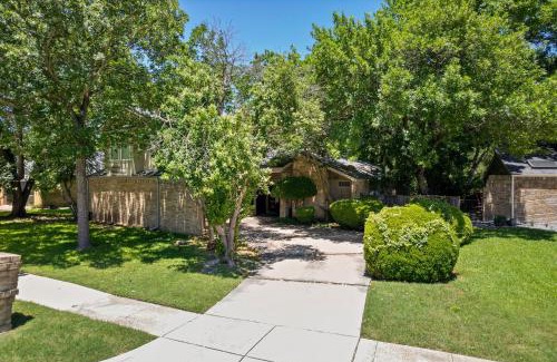 Garland House | One-of-a-Kind Mansion with Treehouse Suite Amazing Location