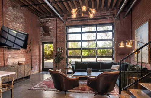 Nashville House | One-Of-A-Kind! Roll Up Garage Door-Pool, Speakeasy