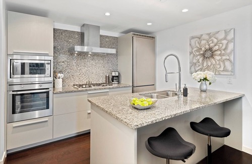Downtown Victoria Condo | One-of-a-Kind Sleep-well Condo w/Pool and Parking in Downtown Victoria