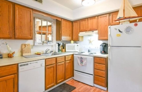 Caine Woods Condo | One of the most adorable 1 BR condo on the bayside. Central A/C and full kitchen