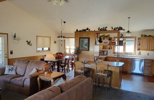 Carriage Hills House | One of VRBO's Top Rated Estes Park Vacation Homes! 4 bed, 3 bath with Hot Tub