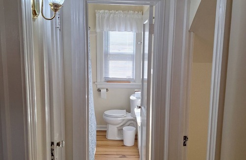 Mosby House | One queen, 2 twins, 1 crib. 10 minutes to Downtown