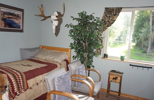 Sandpoint Apartment | One-room elevated wildlife viewing cabin with a twin bed, chairs, and a small food warming area.