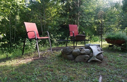 Sandpoint Apartment | One-room elevated wildlife viewing cabin with a twin bed, chairs, and a small food warming area.