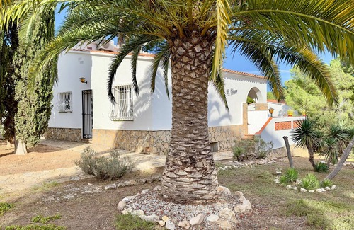 L'Escala House | One-story house with large plot, 600 meters from the beach.