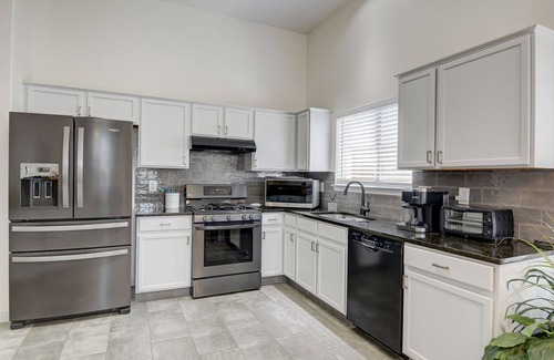 Stone Oak House | ONE STORY Sleeps 7 Golf Riverwalk Hospital Lackland BMT Graduations Six Flags