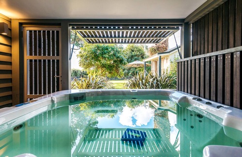 Oneroa House | ONEROA BEACHFRONT | Coast & Country | WINTER DEAL - Stay for 3, Pay for 2