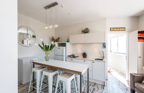 Oneroa Apartment | ONEROA CENTRAL | Coast & Country | WINTER DEAL - Stay for 3, Pay for 2