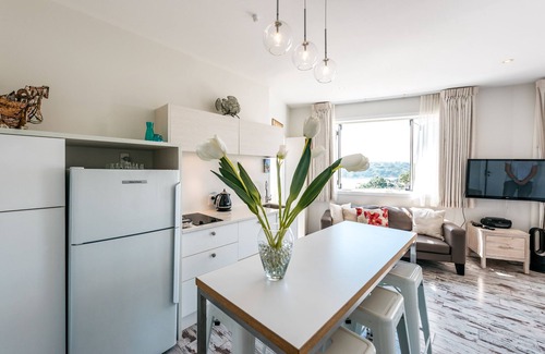 Oneroa Apartment | ONEROA CENTRAL | Coast & Country | WINTER DEAL - Stay for 3, Pay for 2