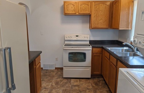 Bismarck House | ONLY 1 mi to Cap. & Both Hosp-Cozy 2 Bed Home