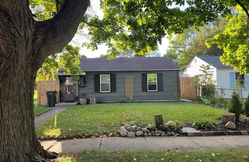 South Bend House | Only 1000/night & 2 miles from ND stadium. Pet Friendly!