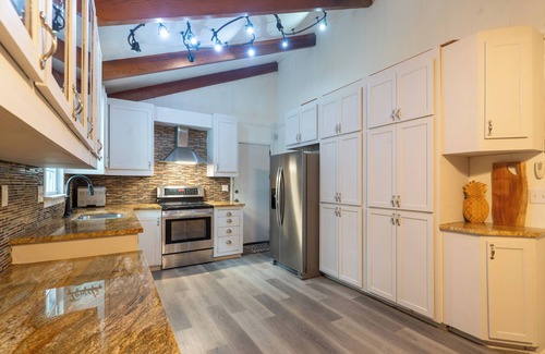North Charleston House | Only 15 minutes to downtown – Designer Interiors, Cozy Patio & Firepit Nights